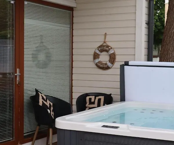 Отель Bridget 3*